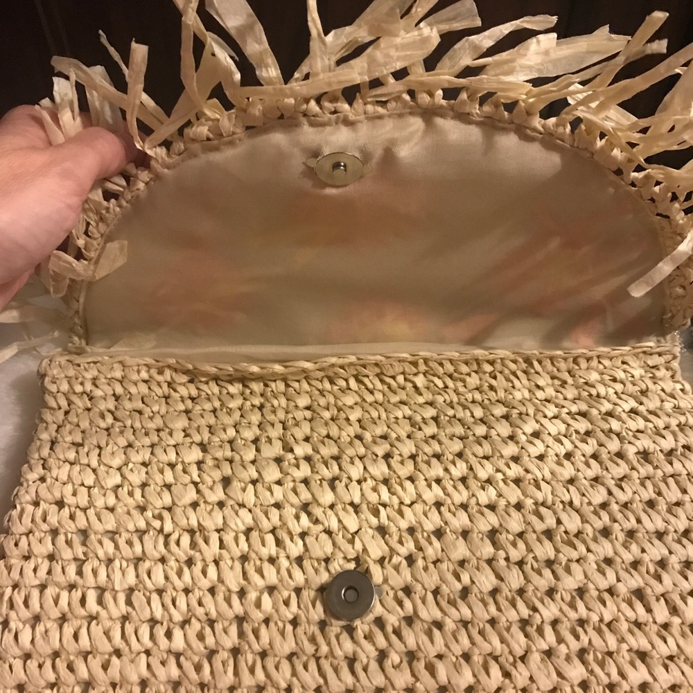 NWT MARLENE CROCHET DAISY CLUTCH - Picture 3 of 6